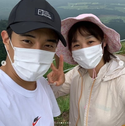 장신영, ♥강경준과 산행…1년 제주살이 참맛 즐기는 중 [TEN★]
