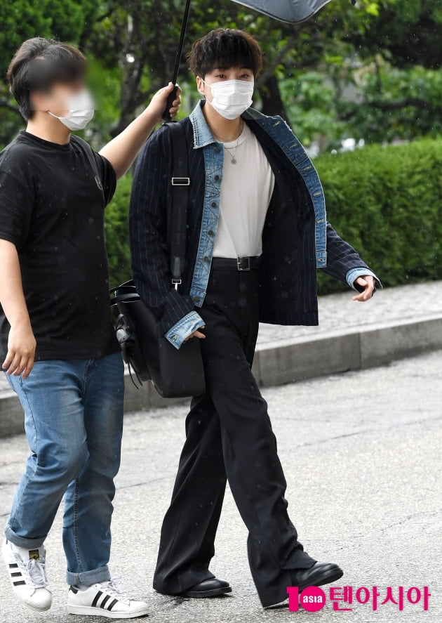 [TEN 포토] 위너 강승윤 '패셔니스타의 화려한 출근길'