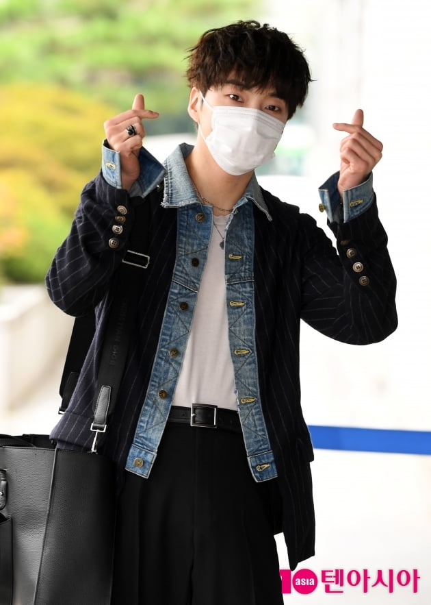 [TEN 포토] 위너 강승윤 '두개 하트로 여심저격'