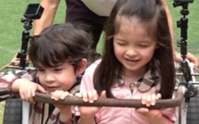 '슈돌' 박주호 삼남매, 장작 옮기기→수렵 '자급자족'