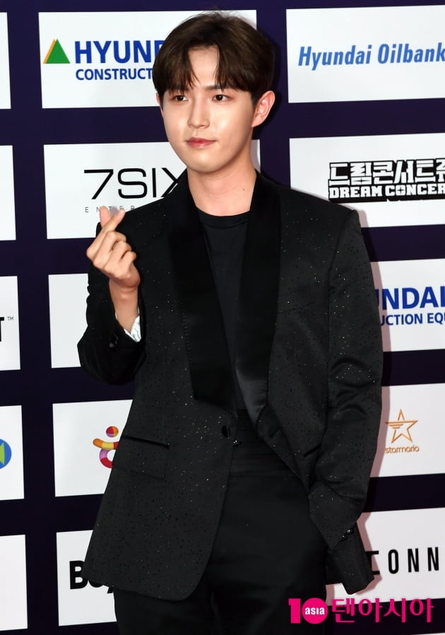[TEN 포토] 김재환 '고막남친의 하트'