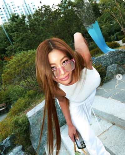 제시, 화이트 룩으로 꾸민 폭팔적 볼륨감...'비현실적인 몸매'[TEN★]