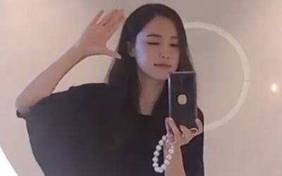 공현주, 5성급 제주 호텔서 거울셀카 찍을 땐 셀프 윙크 [TEN★]
