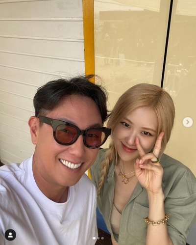 윤종신, 블랙핑크 로제에 사인 받는 딸바보父..."딸들이 가장 좋아해"[TEN★]