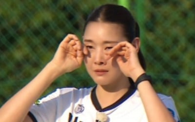 '구척장신' 한혜진, 경기도중 눈물이 뚝뚝…일동 '당황' ('골때녀')