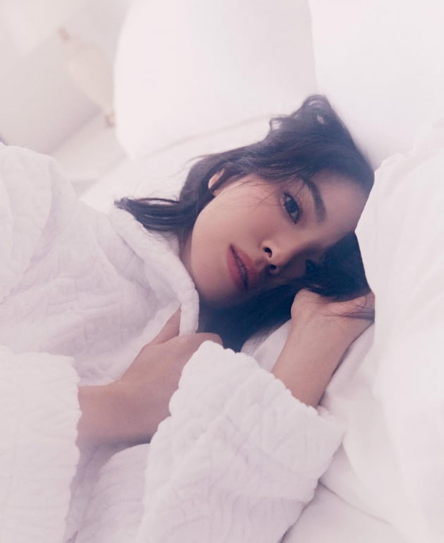 송혜교, 끈원피스부터 가운까지 '독보적 우아美+그윽한 눈빛' [TEN★]