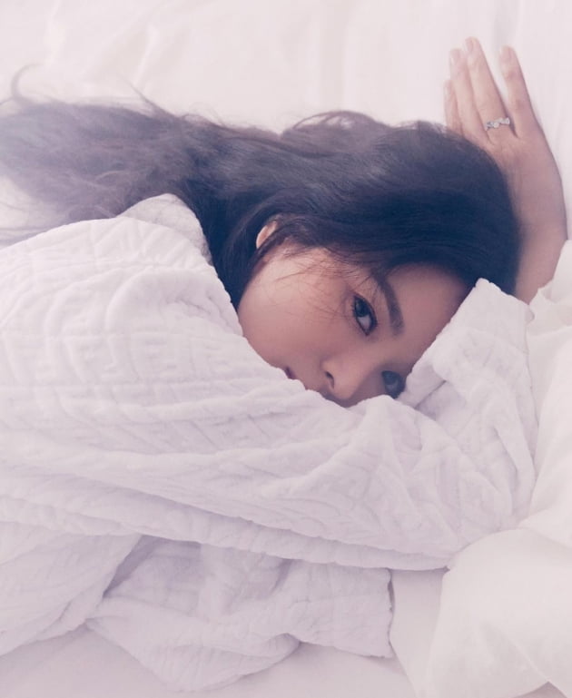 송혜교, 끈원피스부터 가운까지 '독보적 우아美+그윽한 눈빛' [TEN★]