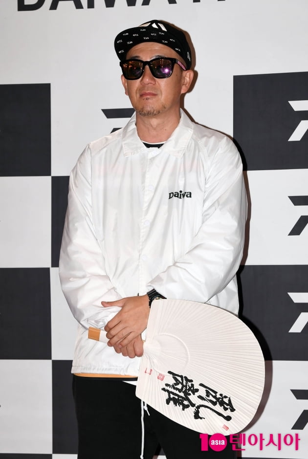 [TEN 포토] 이하늘 '부채들고 포토타임'