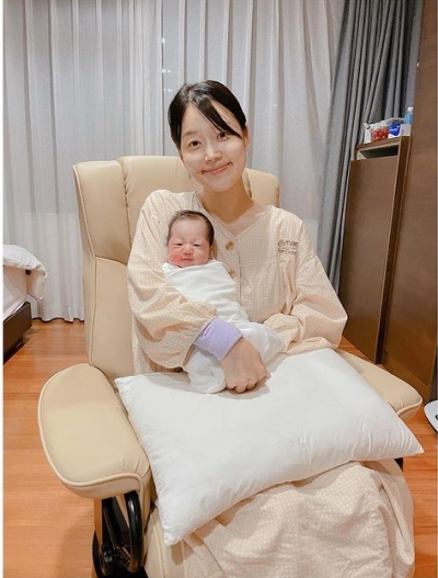 한지혜, 10년만에 얻은 딸과 생일기념사진 [TEN★]