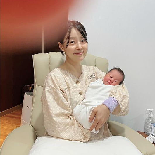 한지혜, 10년만에 얻은 딸과 생일기념사진 [TEN★]