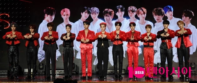 [TEN 포토] 오메가엑스 '데뷔하는 날 떨리는 포토타임'