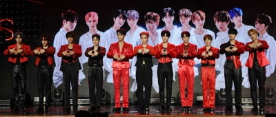 [TEN 포토] 오메가엑스 '데뷔하는 날 떨리는 포토타임'