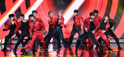 [TEN 포토] 오메가엑스 '화려한 퍼포먼스'