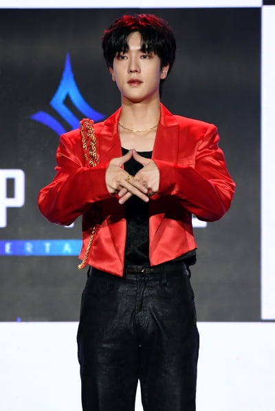 [TEN 포토] 오메가엑스 정훈 '시그니처 포즈'