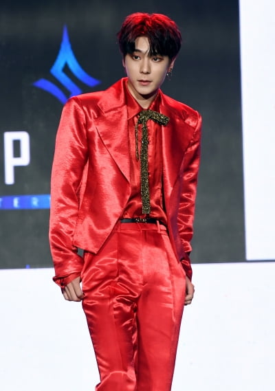 [TEN 포토] 오메가엑스 제현 '올레드 슈트'