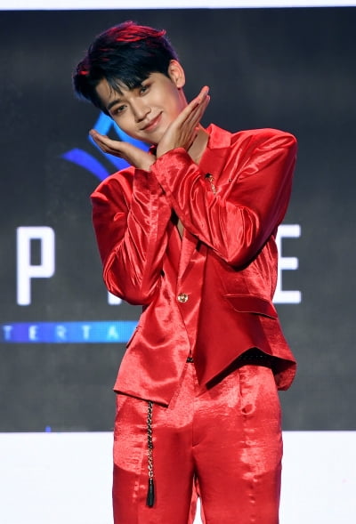 [TEN 포토] 오메가엑스 혁 '사랑스러운 꽃받침'