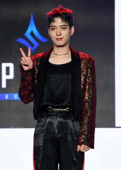 [TEN 포토] 오메가엑스 휘찬 '짙은 남성미'