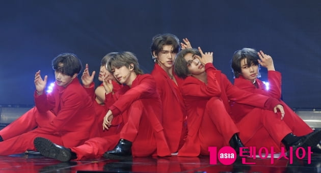 [TEN 포토] 저스트비 '앨범 '저스트 번' 으로 데뷔'