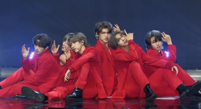 [TEN 포토] 저스트비 '앨범 '저스트 번' 으로 데뷔'