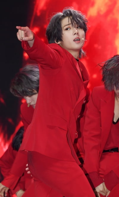 [TEN 포토] 저스트비 이건우 '뒤돌아보면 심쿵'