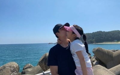 '한혜진♥' 기성용, 7살 딸 껴안고 뽀뽀 '쪽'…영락없는 딸바보 [TEN★]