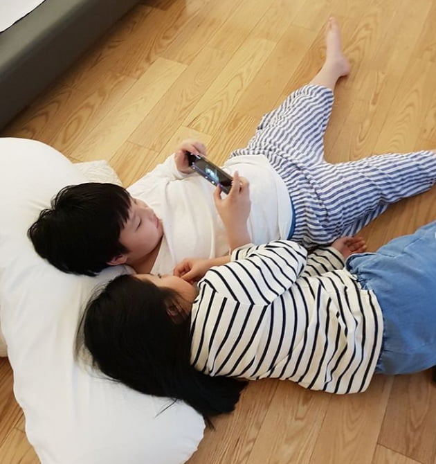 배우 이영애 쌍둥이 아들-딸 /사진 = 리아네이처 공식 인스타그램
