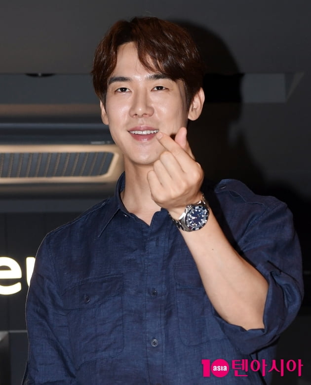 [TEN포토] 유연석 '하트 하나에도 팬들 심쿵'
