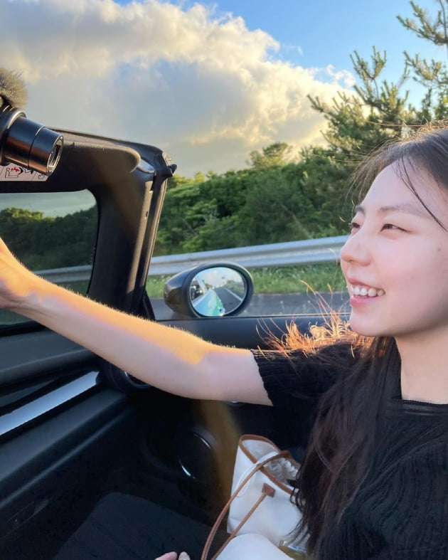 안소희, 오픈카 타고 솜털 날리는 드라이브 '상큼 미소' [TEN★]