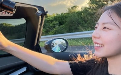안소희, 오픈카 타고 솜털 날리는 드라이브 '상큼 미소' [TEN★]