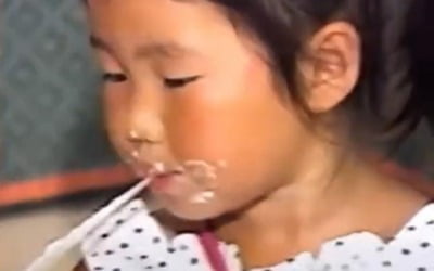 송가인 "시컴둥이 쪼꼬미 시절"…6살 숙녀의 야무진 케이크 먹방 [TEN★]