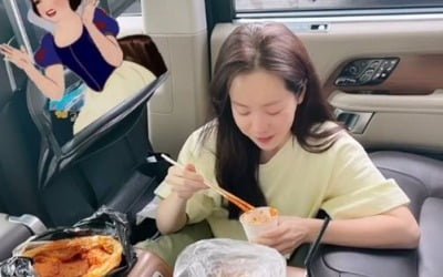 한지민, 떡볶이 먹는 게 이렇게 예쁠 일? 일상 자체가 화보 [TEN★]