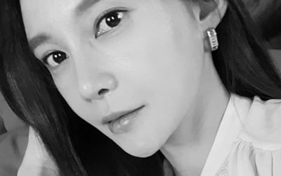 '주상욱♥' 차예련, 흑백 뚫는 미모…자기주장 강한 이목구비 [TEN★]
