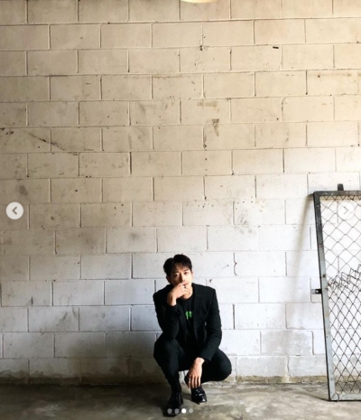 샤이니 민호, 머리부터 발끝까지 사랑스러워...시크 블랙[TEN★]