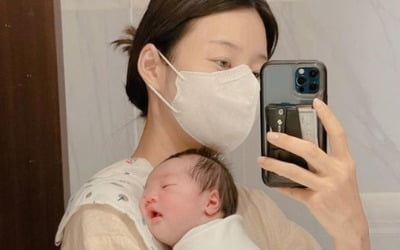 '검사♥' 한지혜, 방갑이 품에 안고 거울셀카 "이름 거의 결정" [TEN★]