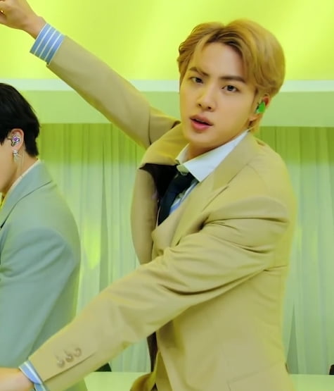 방탄소년단 진, 앨범발매 초읽기..쓰리피스 슈트 패션으로 팬심 저격