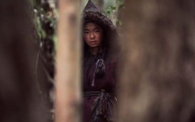 '킹덤 아신전' 전지현, 어린 시절 가족 잃고 방황…김시아 스틸컷 공개