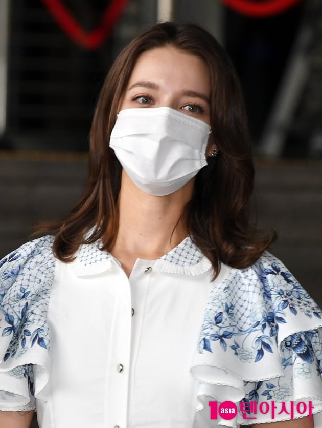 [TEN 포토] 안젤리나 다닐로바 '마스크로 가려도 가릴수 없는 미모'