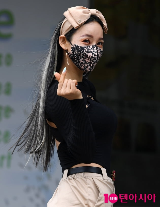 [TEN 포토] 지원이 '상큼 하트 뿌려요~'