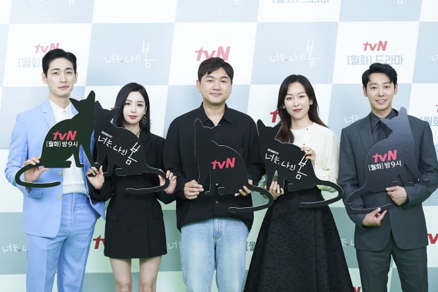 배우 윤박(왼쪽부터), 남규리, 정지현 감독과 배우 서현진, 김동욱이 5일 오후 온라인 생중계된 tvN 새 월화드라마 '너는 나의 봄' 제작발표회에 참석했다. /사진제공=tvN