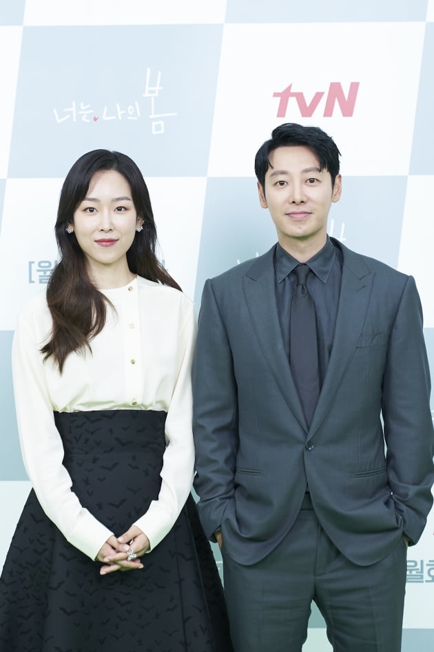 배우 서현진(왼쪽)과 김동욱이 5일 오후 온라인 생중계된 tvN 새 월화드라마 '너는 나의 봄' 제작발표회에 참석했다. /사진제공=tvN
