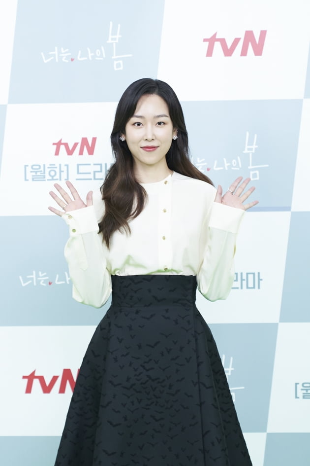 서현진은 '너는 나의 봄'에서 어린 시절, 잠시 머물렀던 강릉의 한 여관을 마음의 고향으로 여기며 호텔 컨시어지 매니저가 된 인물 강다정 역을 맡았다. /사진제공=tvN