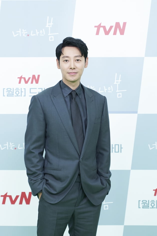 '너는 나의 봄'에서 김동욱은 살아도 사는 게 아닌 사람들을 사는 것처럼 살 수 있게, 죽고 싶은 사람들을 살고 싶게 만들어 주기 위해 정신과 의사가 된 주영도를 연기한다. /사진제공=tvN