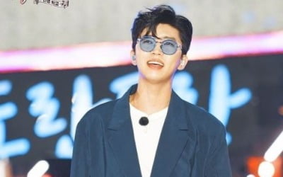 임영웅, 조명이 필요 없는 눈부신 비주얼 [TEN★]
