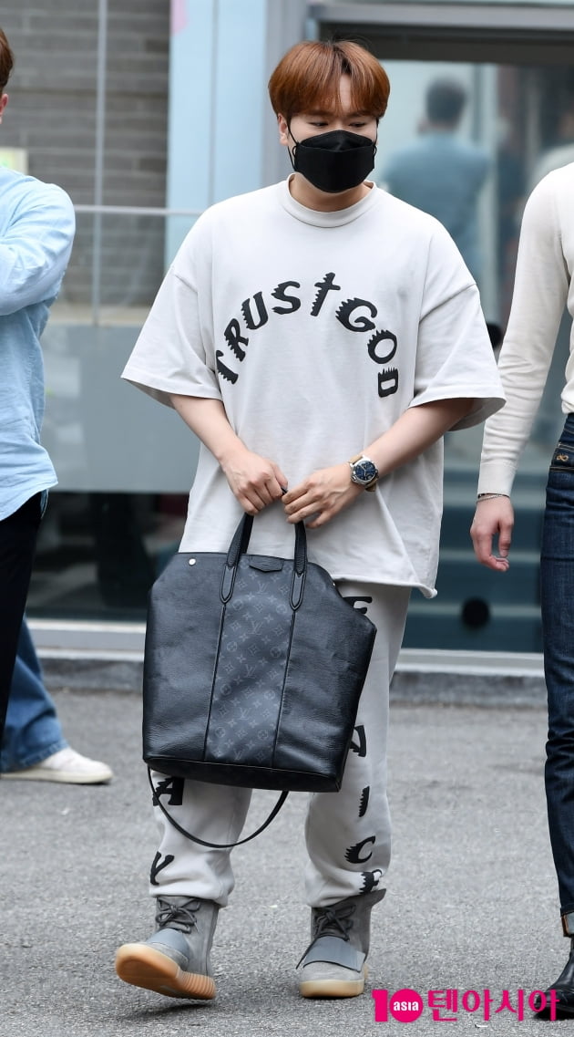 [TEN 포토] 라비던스 존 노 '패션칼라는 그레이~'