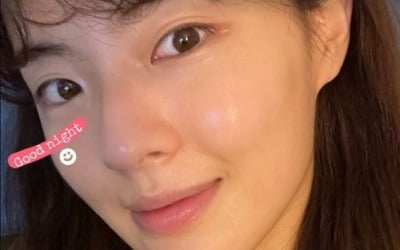 '이광수♥' 이선빈, 초근접 민낯 셀카…눈부신 도자기 피부 [TEN★]