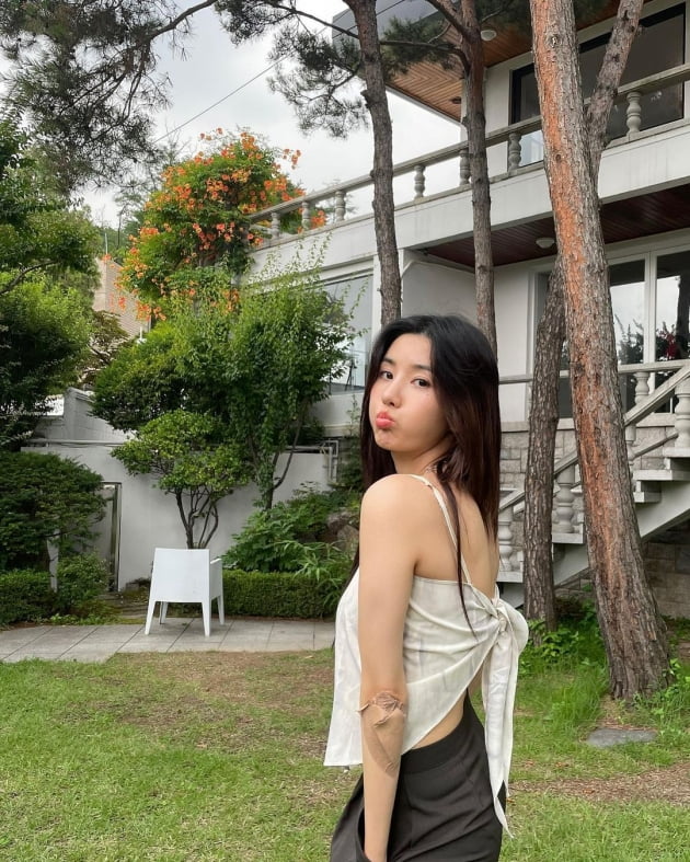 아이즈원 권은비, 티셔츠 대신 스카프 두른 패션 '힙한 트렌드 세터' [TEN★]