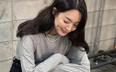 '김우빈♥' 신민아, 럭셔리 진주 목걸이 선물 받고 '보조개 미소' [TEN★]