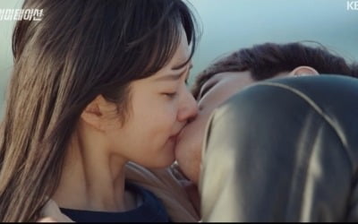 [TEN 리뷰] '이미테이션' 정지소♥이준영, 키스로 전한 사랑…공개연애 전환? [종합]