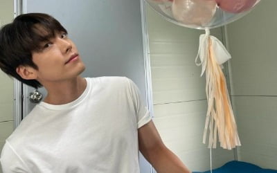 '신민아♥' 김우빈, 어깨가 너무 넓어 셔츠가 타이트 [TEN★]