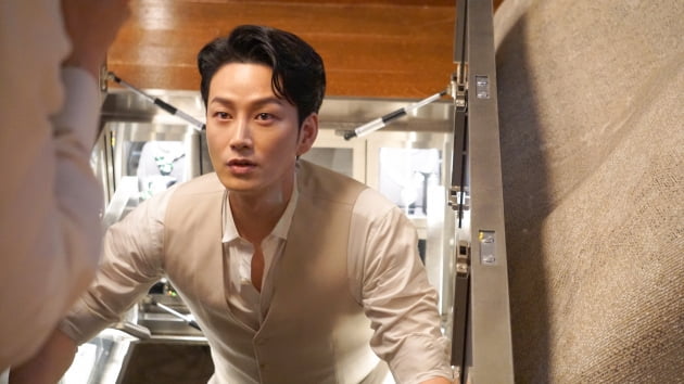 이현욱은 도전하고 싶은 장르에 관해 "코미디나 일상적인 휴먼드라마를 해보고 싶다"고 털어놓았다. /사진제공=매니지먼트에어